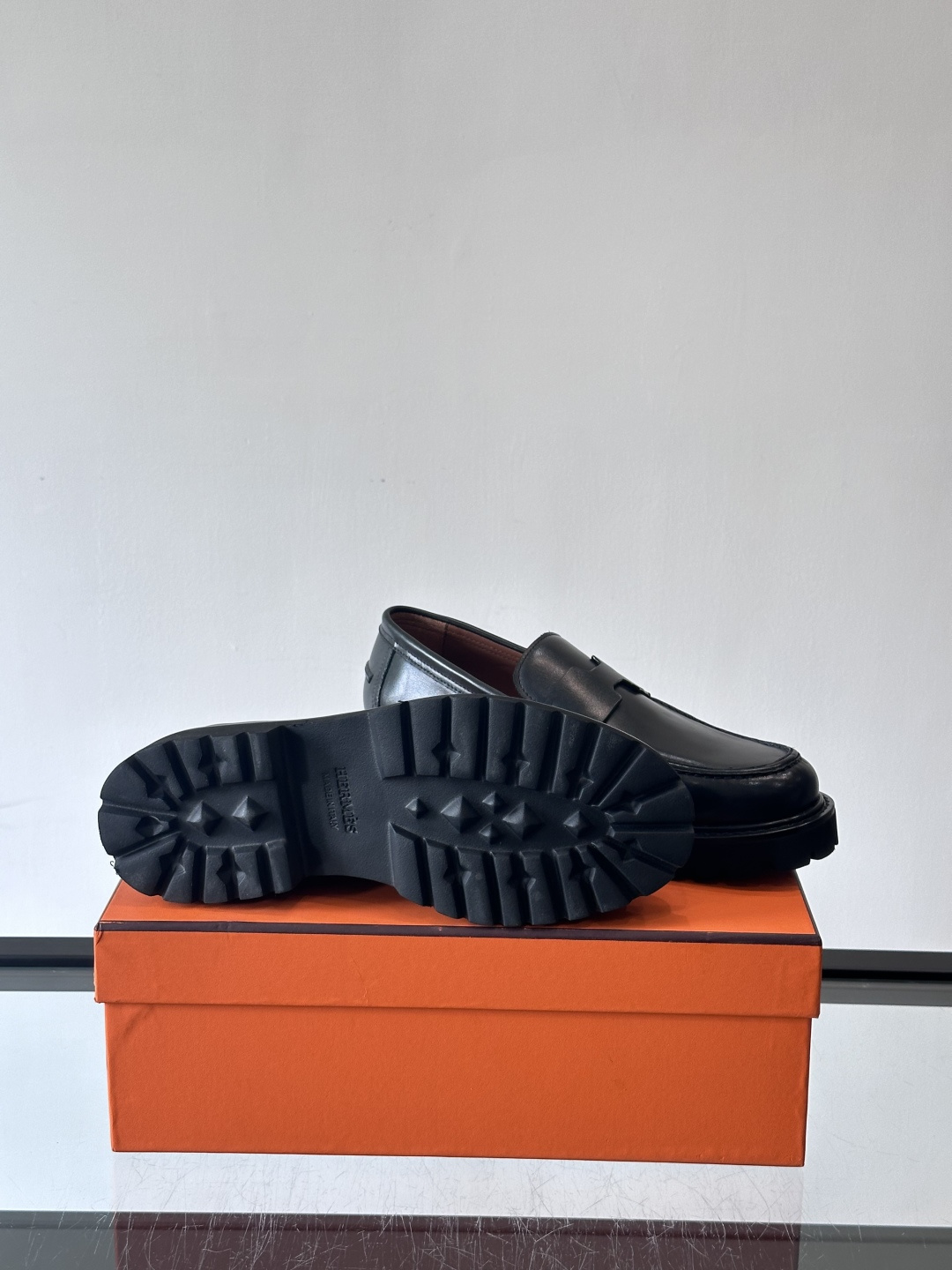 爱马仕Hermes皮鞋👞。2025高级感商务穿搭必备的男鞋~~进口原版牛皮，水染头层牛里，进口橡胶大底！