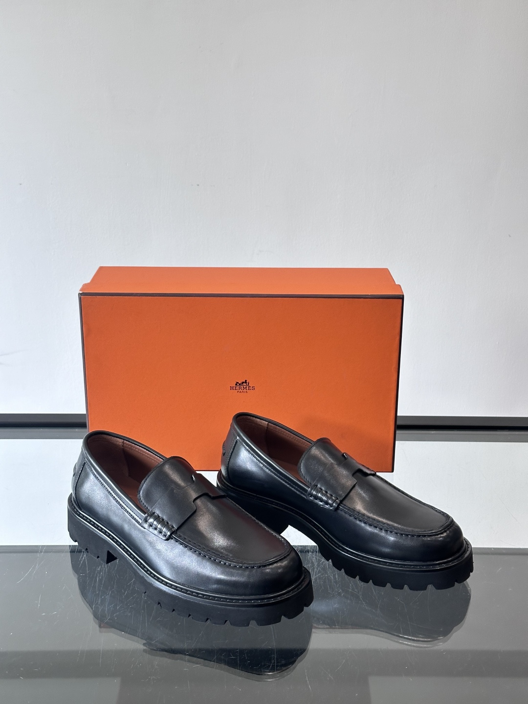 爱马仕Hermes皮鞋👞。2025高级感商务穿搭必备的男鞋~~进口原版牛皮，水染头层牛里，进口橡胶大底！