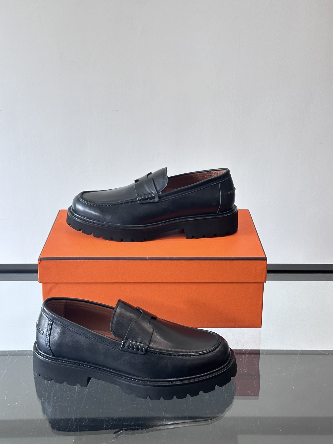 爱马仕Hermes皮鞋👞。2025高级感商务穿搭必备的男鞋~~进口原版牛皮，水染头层牛里，进口橡胶大底！