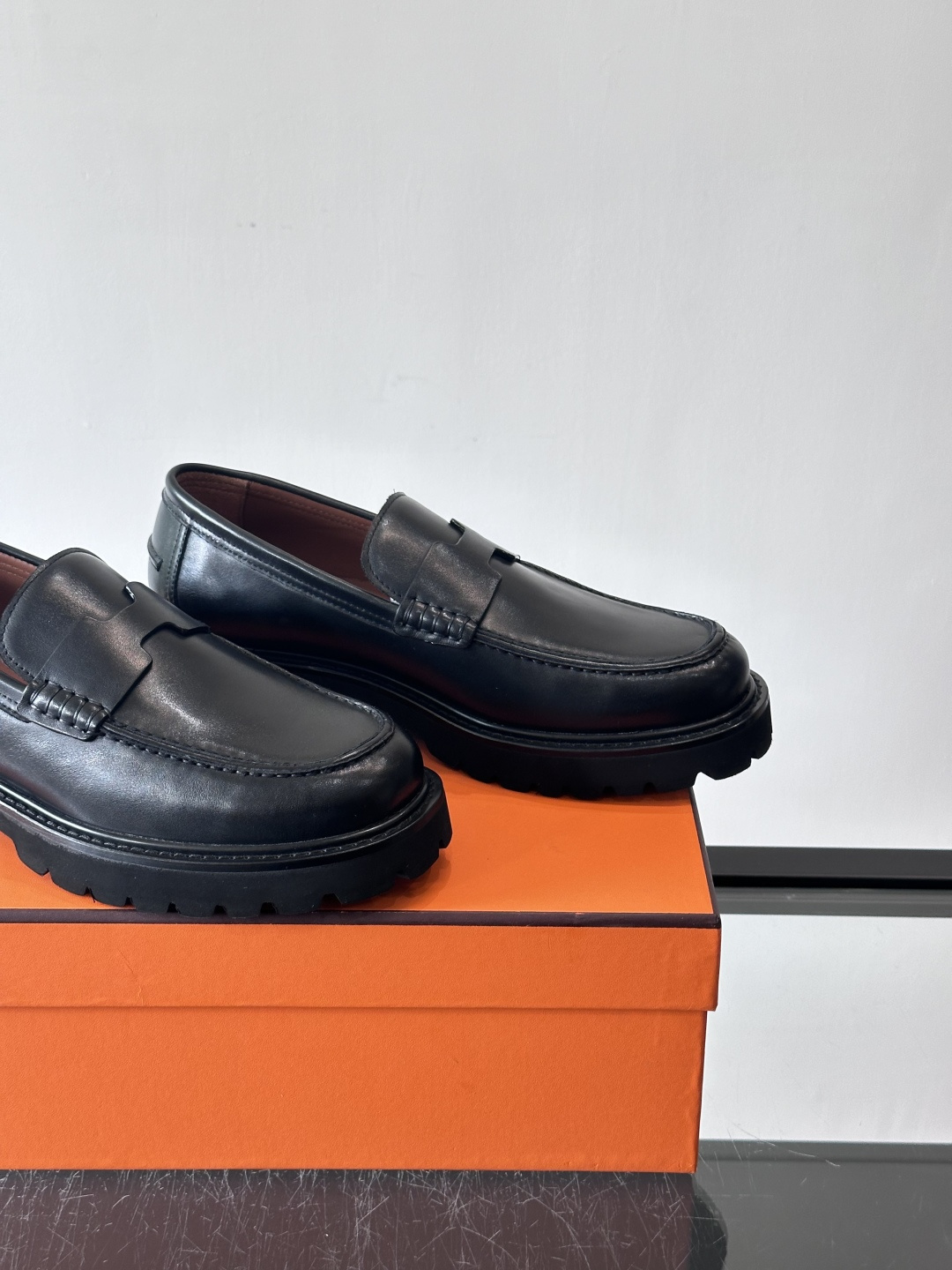 爱马仕Hermes皮鞋👞。2025高级感商务穿搭必备的男鞋~~进口原版牛皮，水染头层牛里，进口橡胶大底！