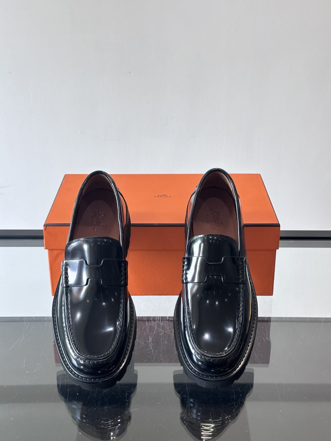 爱马仕Hermes皮鞋👞。2025高级感商务穿搭必备的男鞋~~进口原版牛皮，水染头层牛里，进口橡胶大底！