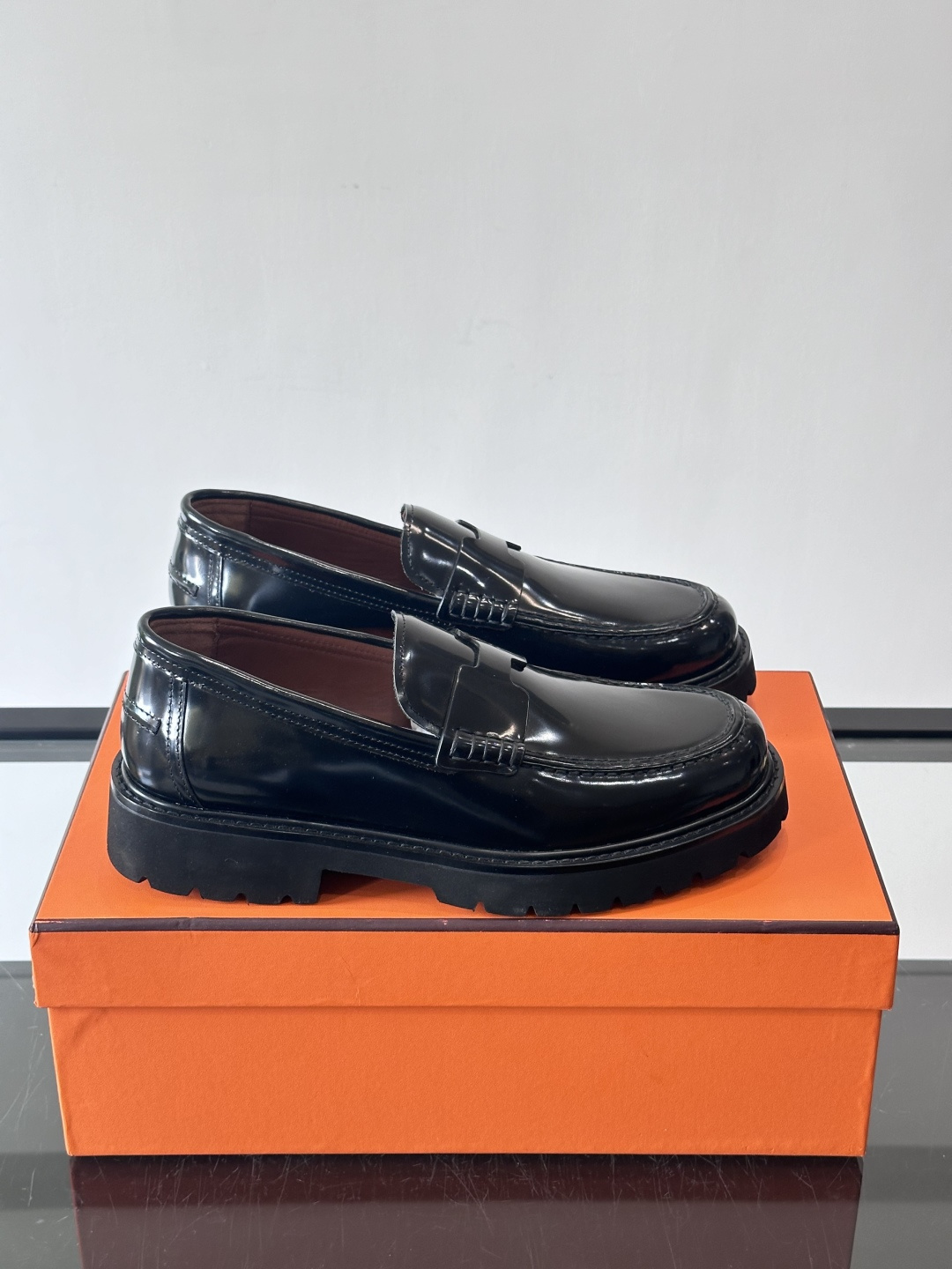 爱马仕Hermes皮鞋👞。2025高级感商务穿搭必备的男鞋~~进口原版牛皮，水染头层牛里，进口橡胶大底！