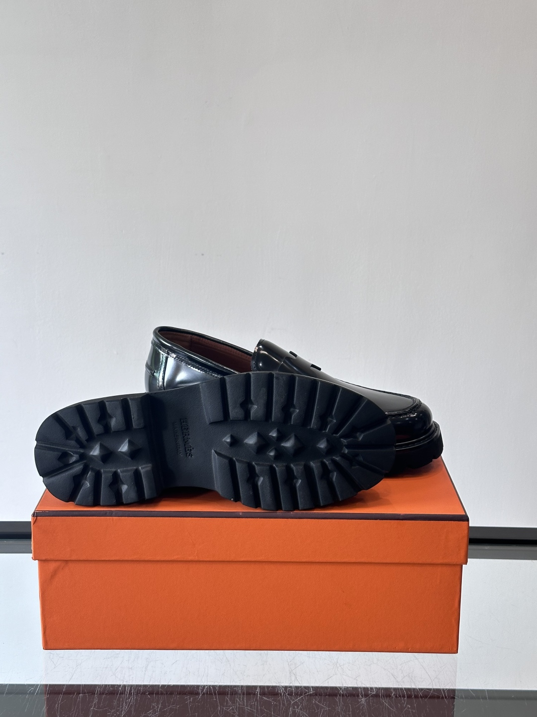 爱马仕Hermes皮鞋👞。2025高级感商务穿搭必备的男鞋~~进口原版牛皮，水染头层牛里，进口橡胶大底！