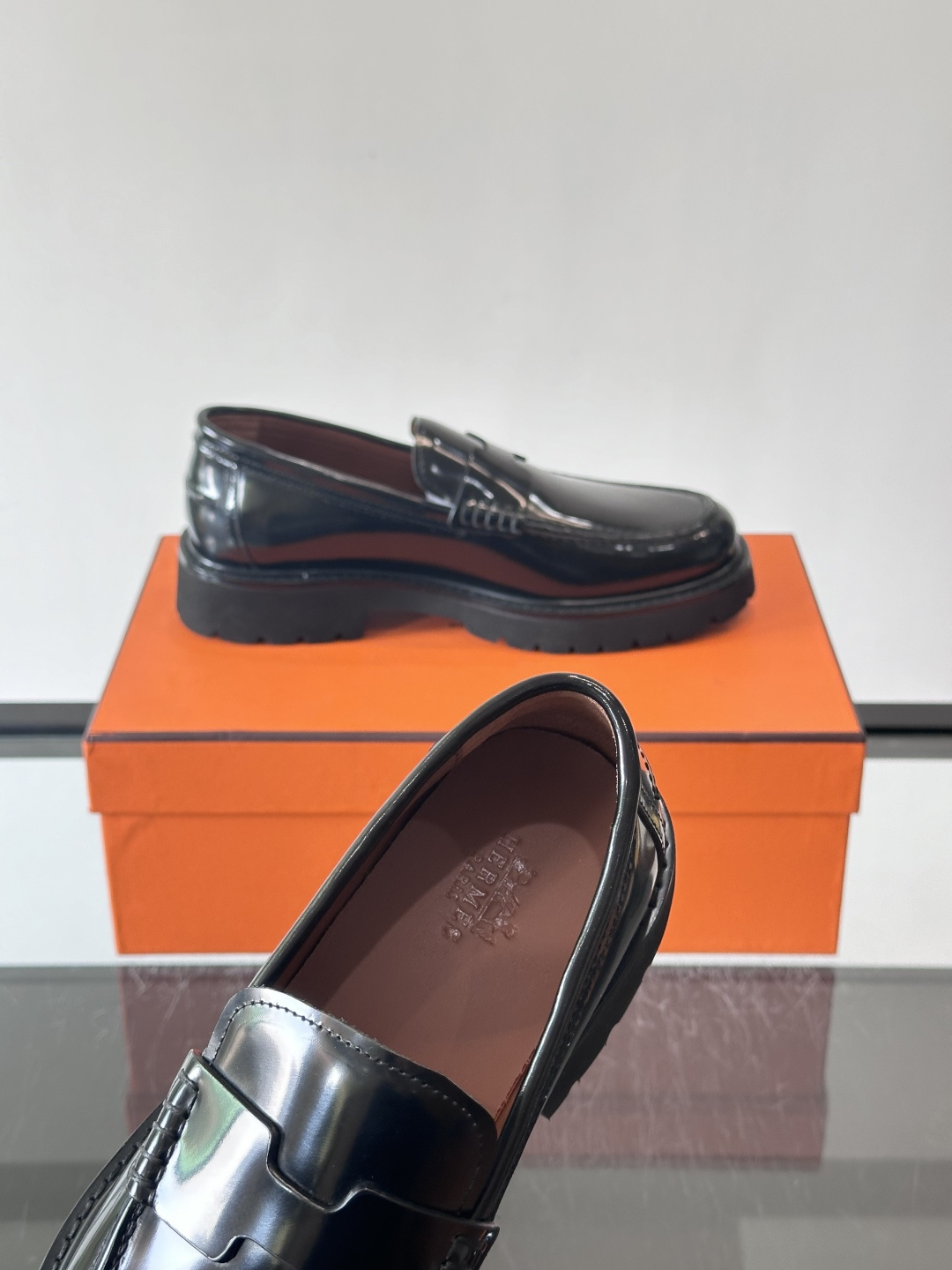 爱马仕Hermes皮鞋👞。2025高级感商务穿搭必备的男鞋~~进口原版牛皮，水染头层牛里，进口橡胶大底！