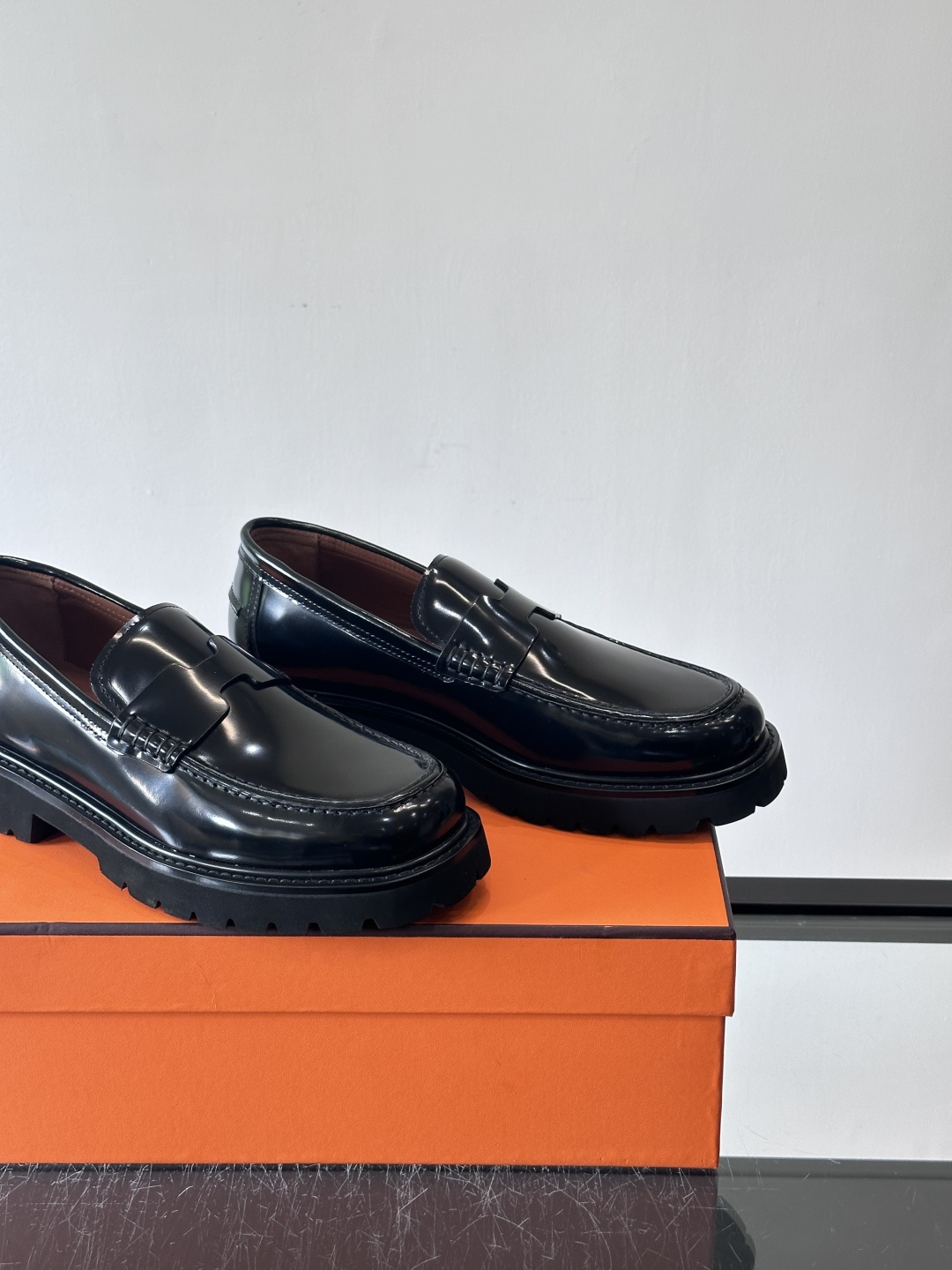 爱马仕Hermes皮鞋👞。2025高级感商务穿搭必备的男鞋~~进口原版牛皮，水染头层牛里，进口橡胶大底！