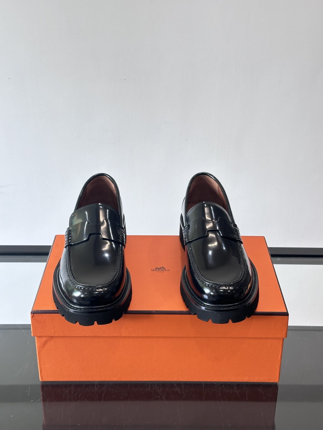 爱马仕Hermes皮鞋👞。2025高级感商务穿搭必备的男鞋~~进口原版牛皮，水染头层牛里，进口橡胶大底！