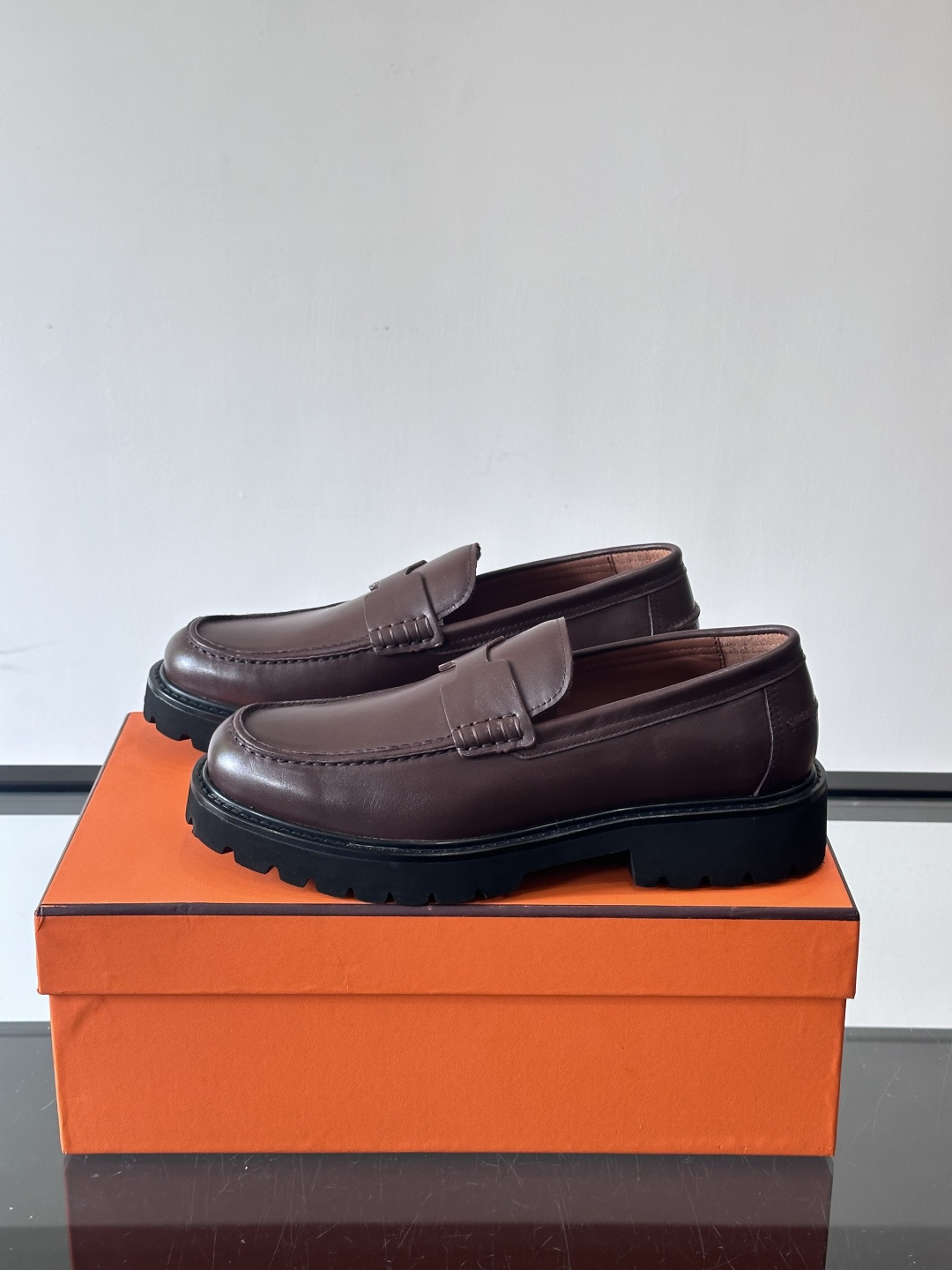 爱马仕Hermes皮鞋👞。2025高级感商务穿搭必备的男鞋~~进口原版牛皮，水染头层牛里，进口橡胶大底！