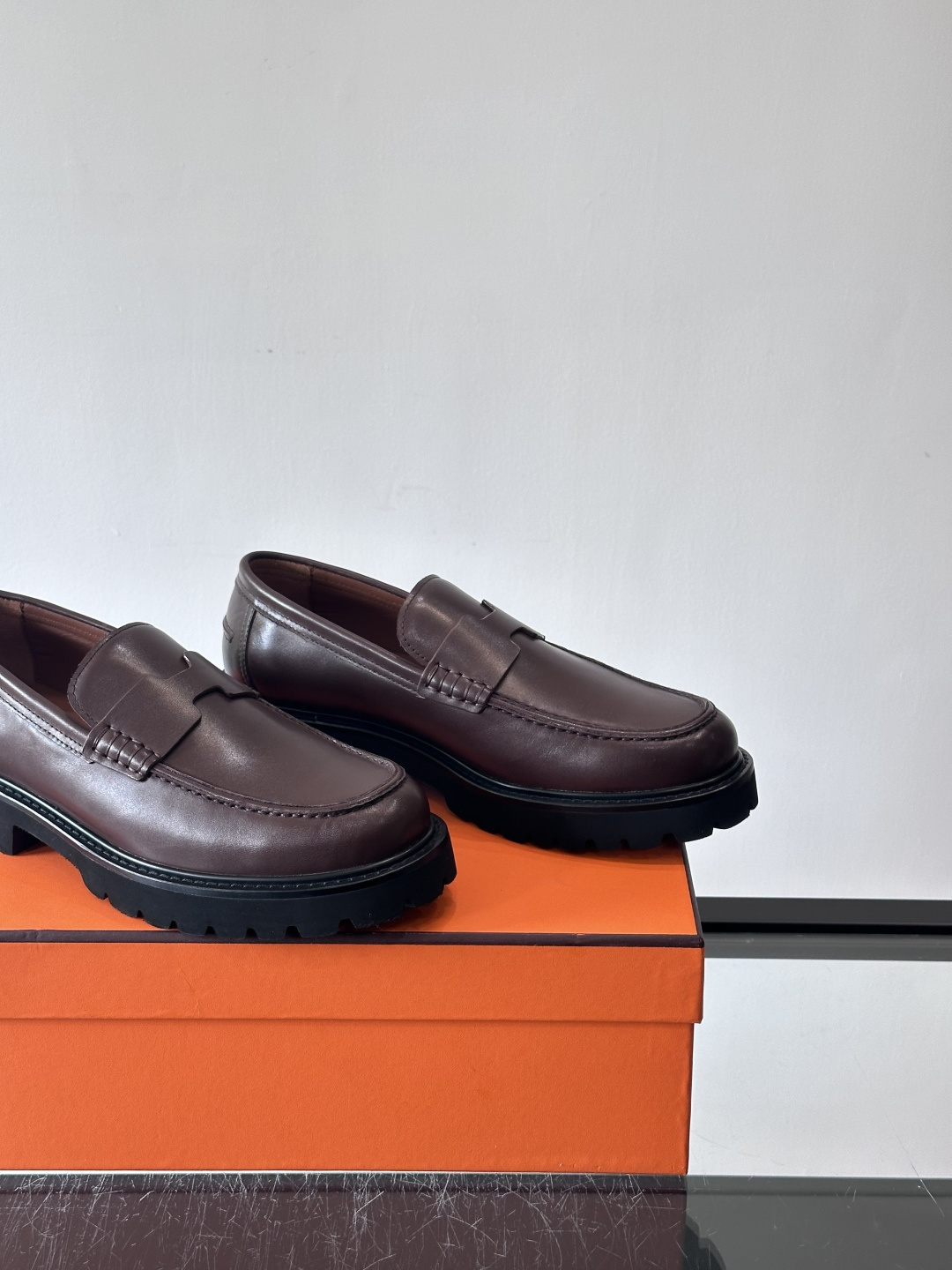 爱马仕Hermes皮鞋👞。2025高级感商务穿搭必备的男鞋~~进口原版牛皮，水染头层牛里，进口橡胶大底！