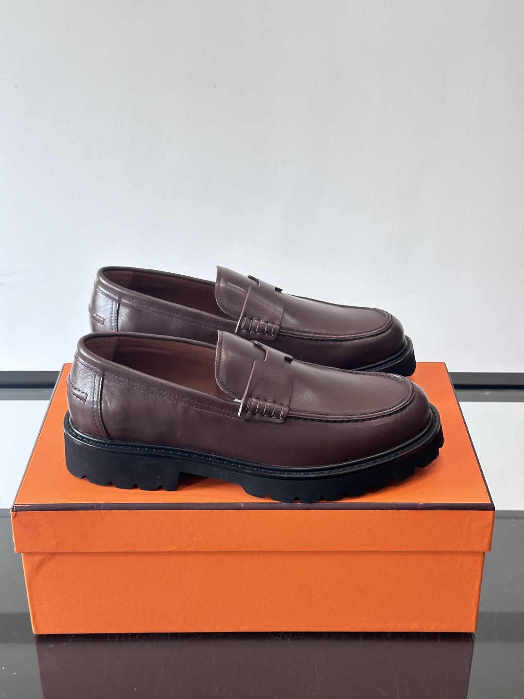 爱马仕Hermes皮鞋👞。2025高级感商务穿搭必备的男鞋~~进口原版牛皮，水染头层牛里，进口橡胶大底！