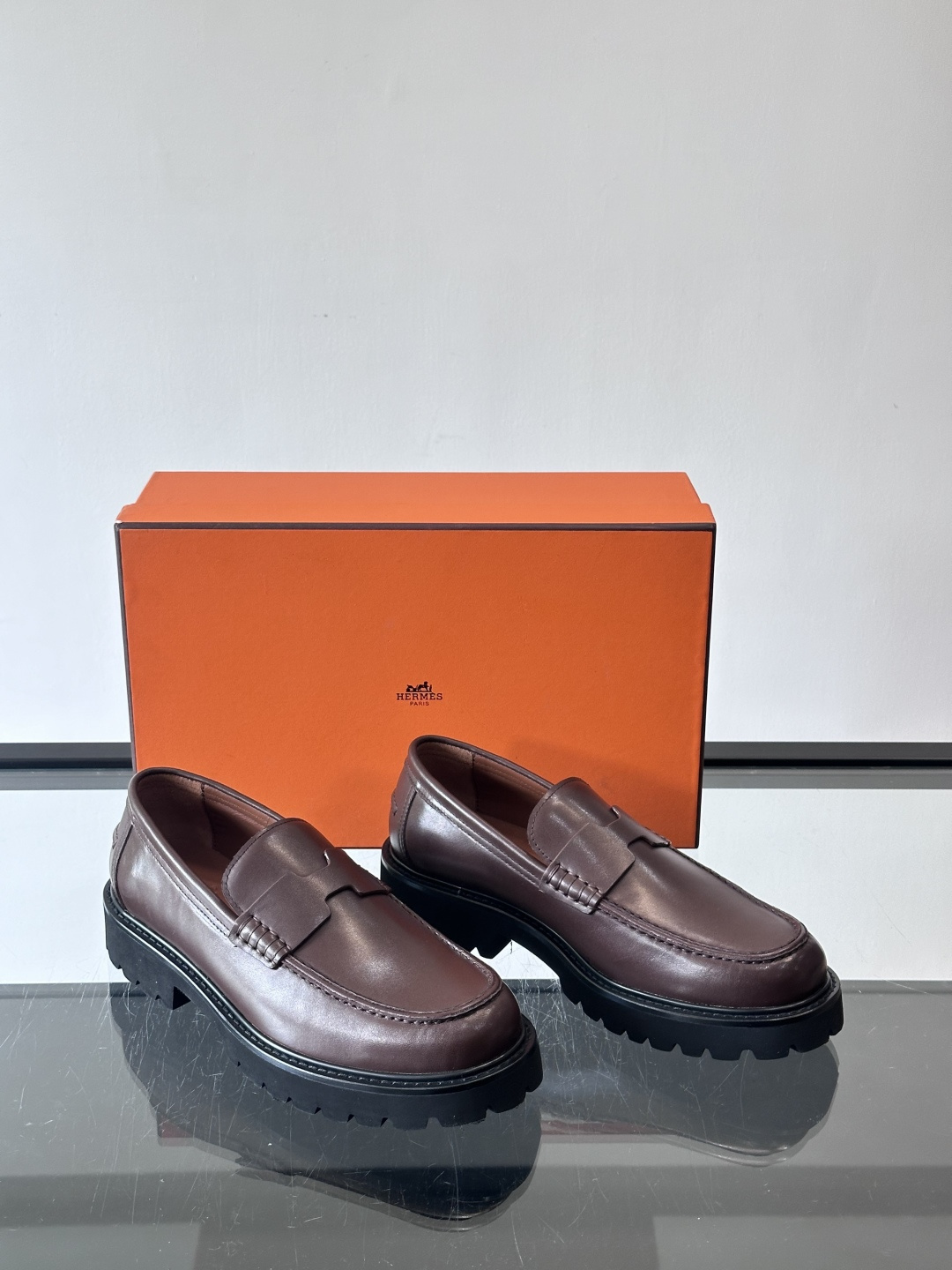 爱马仕Hermes皮鞋👞。2025高级感商务穿搭必备的男鞋~~进口原版牛皮，水染头层牛里，进口橡胶大底！