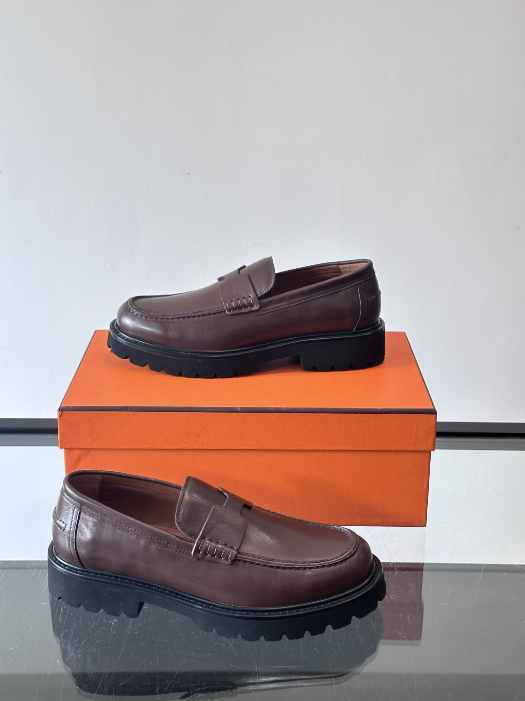 爱马仕Hermes皮鞋👞。2025高级感商务穿搭必备的男鞋~~进口原版牛皮，水染头层牛里，进口橡胶大底！