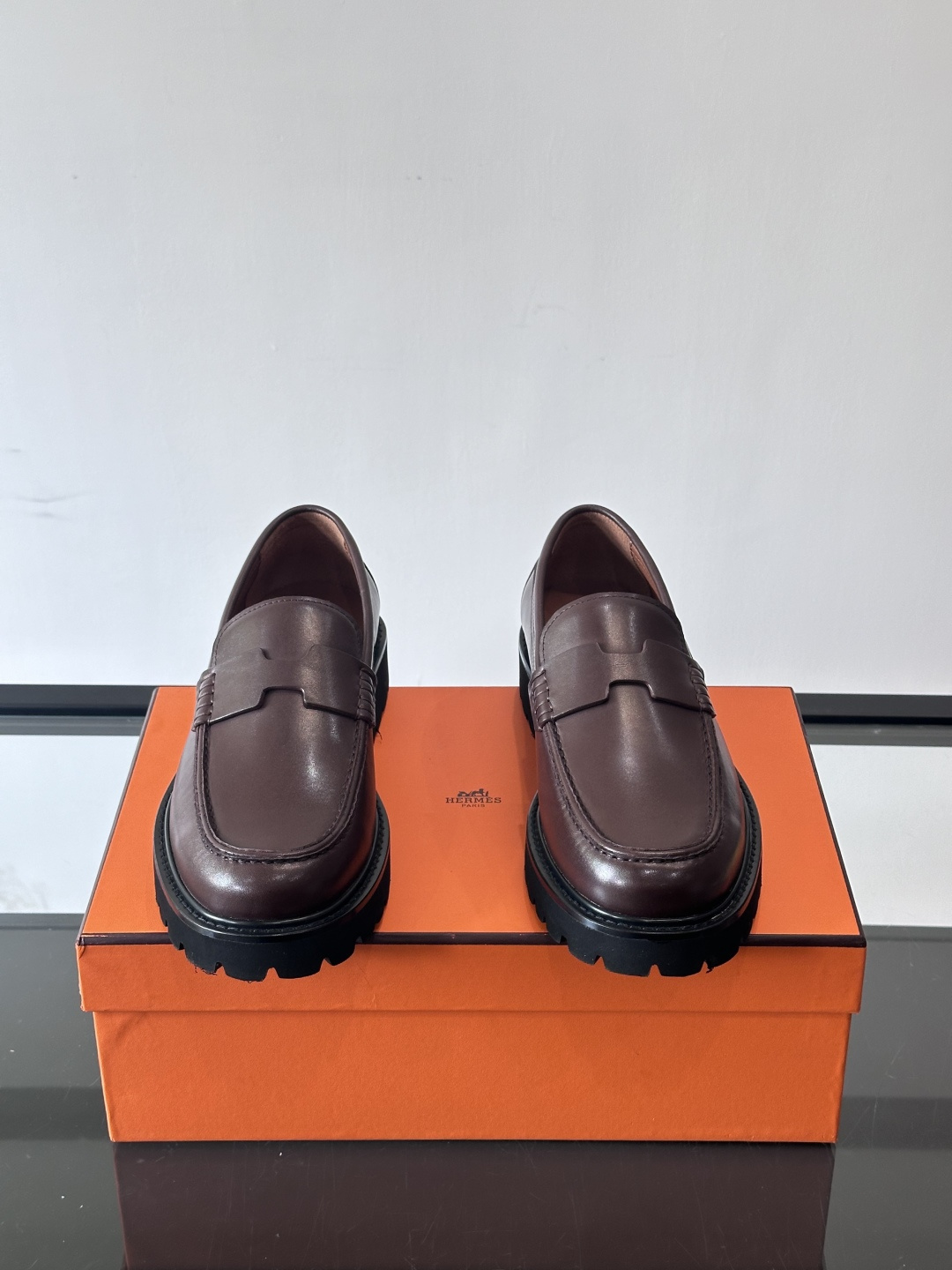 爱马仕Hermes皮鞋👞。2025高级感商务穿搭必备的男鞋~~进口原版牛皮，水染头层牛里，进口橡胶大底！