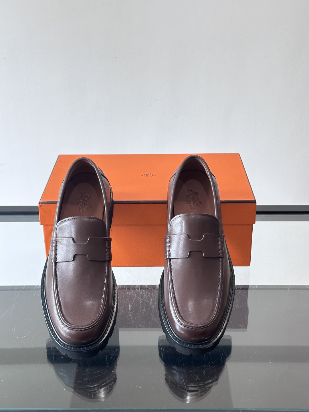 爱马仕Hermes皮鞋👞。2025高级感商务穿搭必备的男鞋~~进口原版牛皮，水染头层牛里，进口橡胶大底！