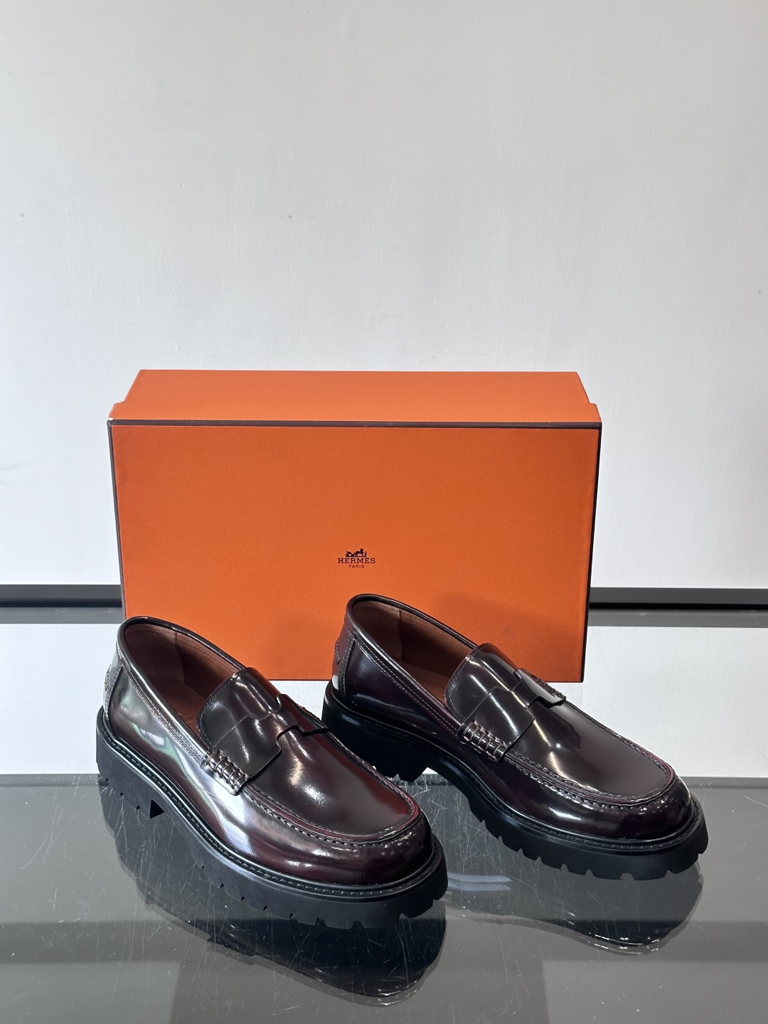 爱马仕Hermes皮鞋👞。2025高级感商务穿搭必备的男鞋~~进口原版牛皮，水染头层牛里，进口橡胶大底！