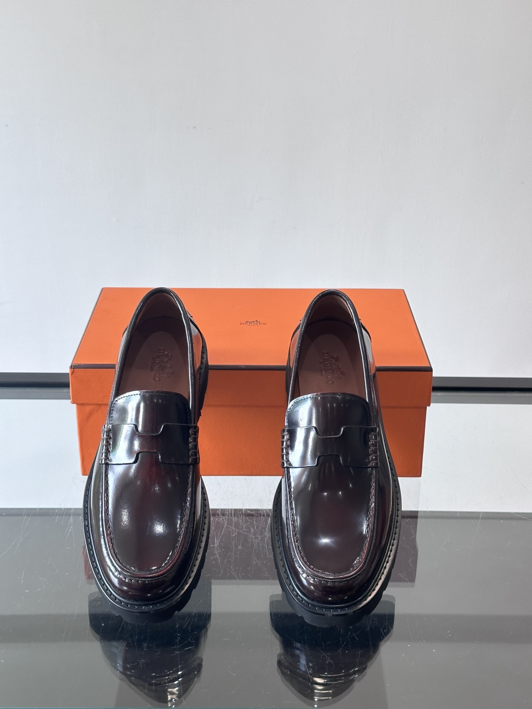 爱马仕Hermes皮鞋👞。2025高级感商务穿搭必备的男鞋~~进口原版牛皮，水染头层牛里，进口橡胶大底！