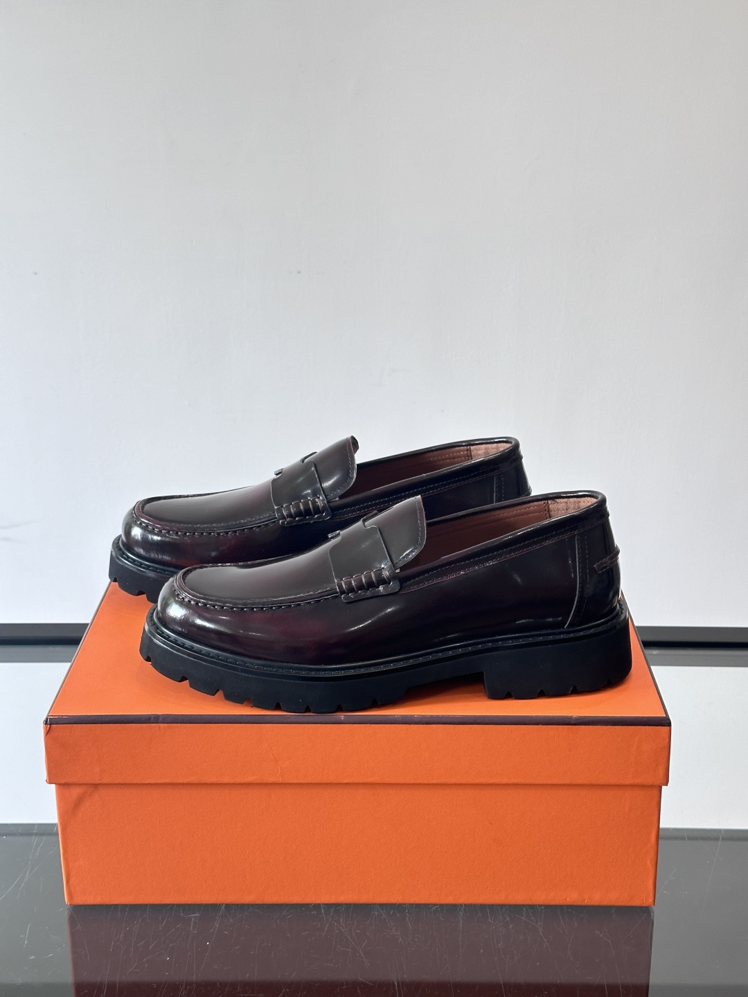 爱马仕Hermes皮鞋👞。2025高级感商务穿搭必备的男鞋~~进口原版牛皮，水染头层牛里，进口橡胶大底！