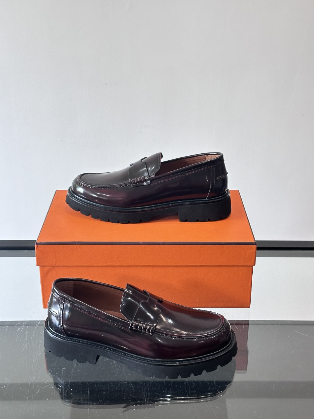 爱马仕Hermes皮鞋👞。2025高级感商务穿搭必备的男鞋~~进口原版牛皮，水染头层牛里，进口橡胶大底！