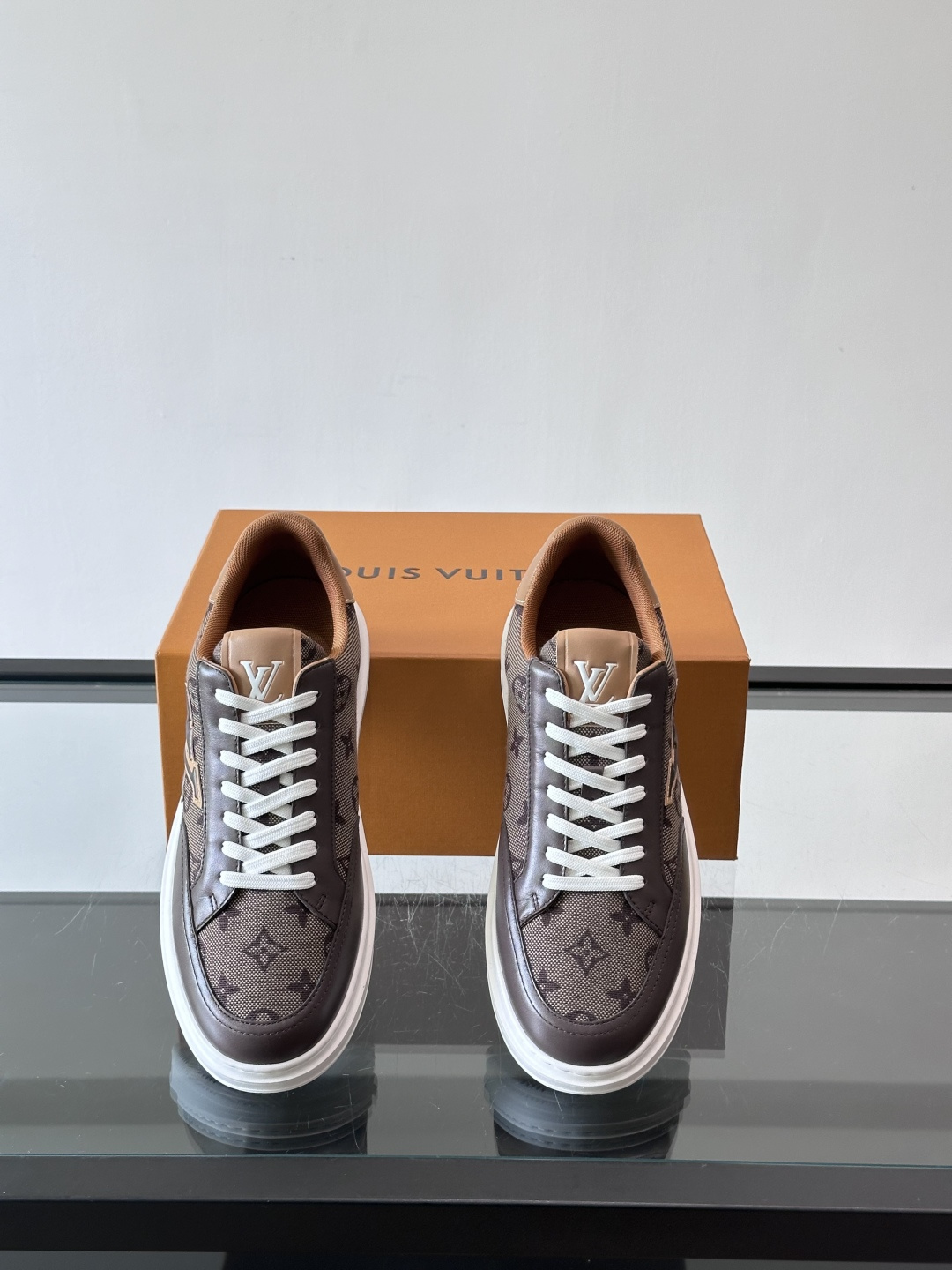 LV低帮休闲运动鞋👟经典Monogram老花帆布＋压花皮革拼接，复古又奢华。白色橡胶厚底，舒适增高，日常