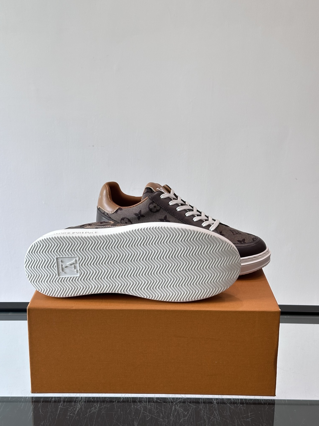 LV低帮休闲运动鞋👟经典Monogram老花帆布＋压花皮革拼接，复古又奢华。白色橡胶厚底，舒适增高，日常