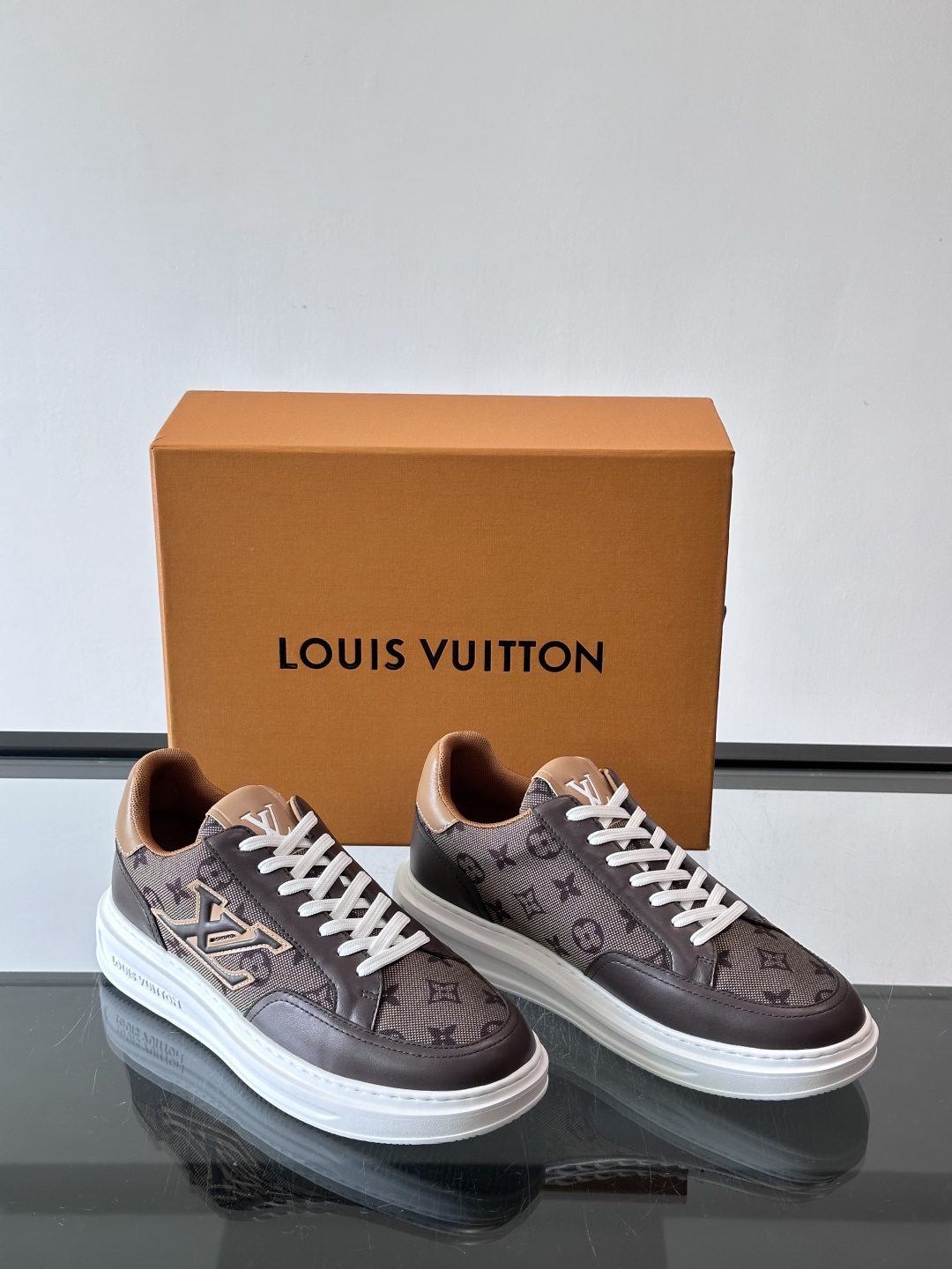 LV低帮休闲运动鞋👟经典Monogram老花帆布＋压花皮革拼接，复古又奢华。白色橡胶厚底，舒适增高，日常