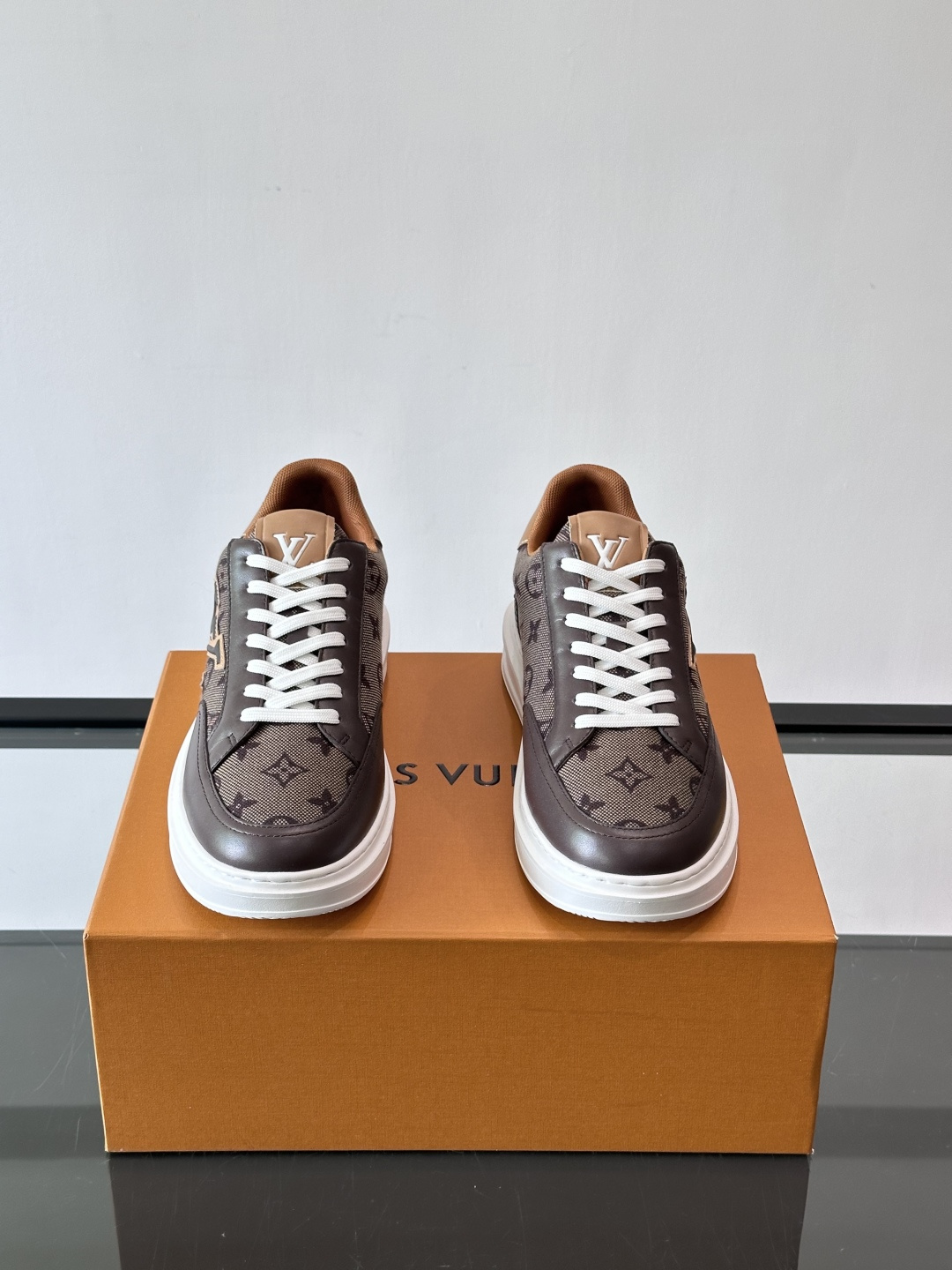 LV低帮休闲运动鞋👟经典Monogram老花帆布＋压花皮革拼接，复古又奢华。白色橡胶厚底，舒适增高，日常