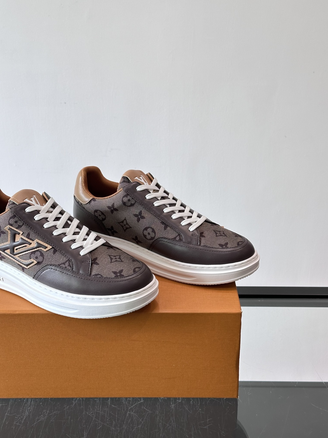 LV低帮休闲运动鞋👟经典Monogram老花帆布＋压花皮革拼接，复古又奢华。白色橡胶厚底，舒适增高，日常