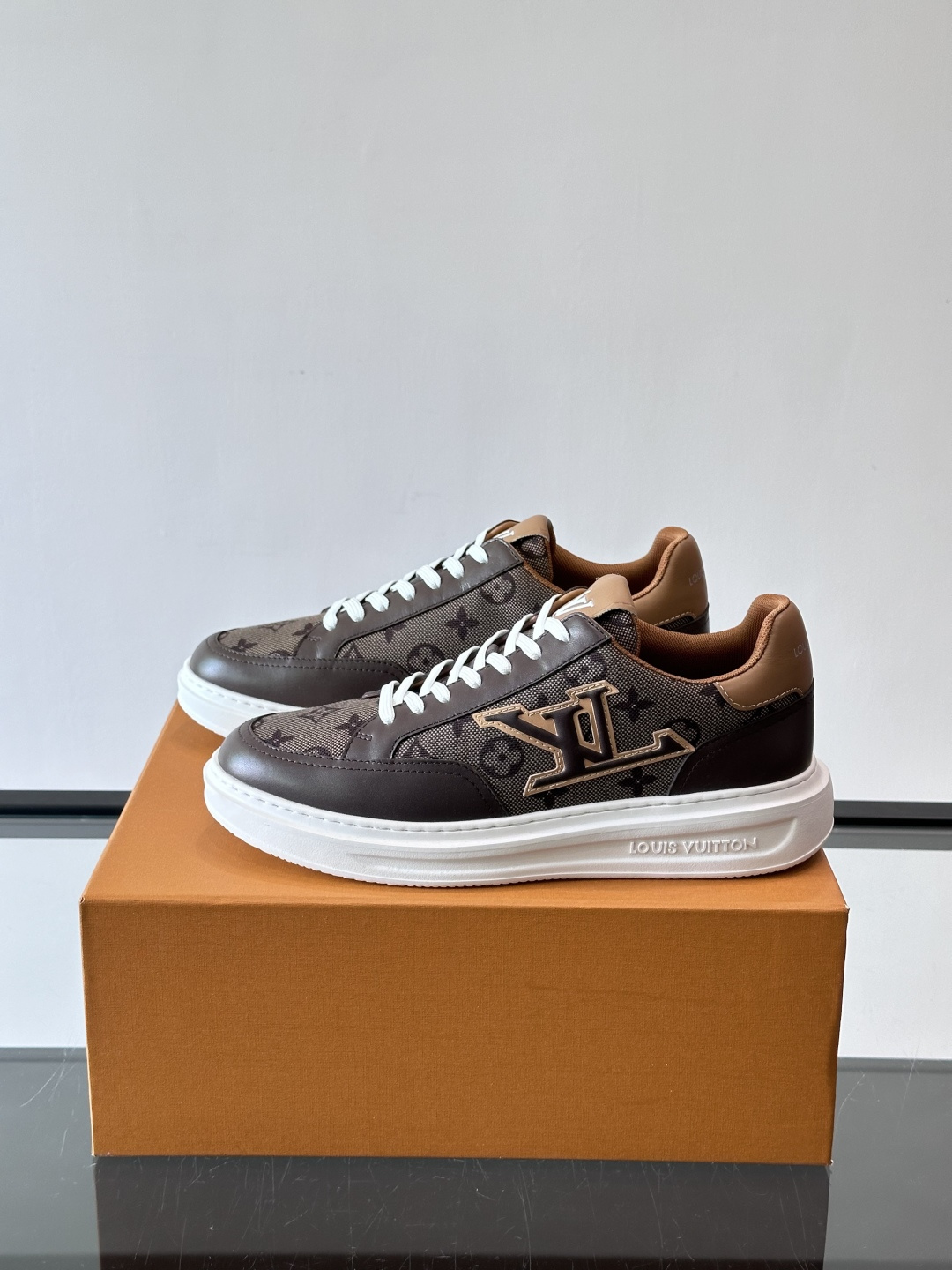 LV低帮休闲运动鞋👟经典Monogram老花帆布＋压花皮革拼接，复古又奢华。白色橡胶厚底，舒适增高，日常