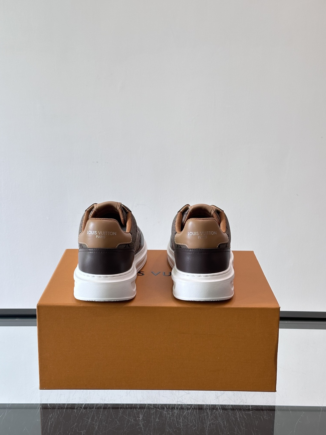 LV低帮休闲运动鞋👟经典Monogram老花帆布＋压花皮革拼接，复古又奢华。白色橡胶厚底，舒适增高，日常
