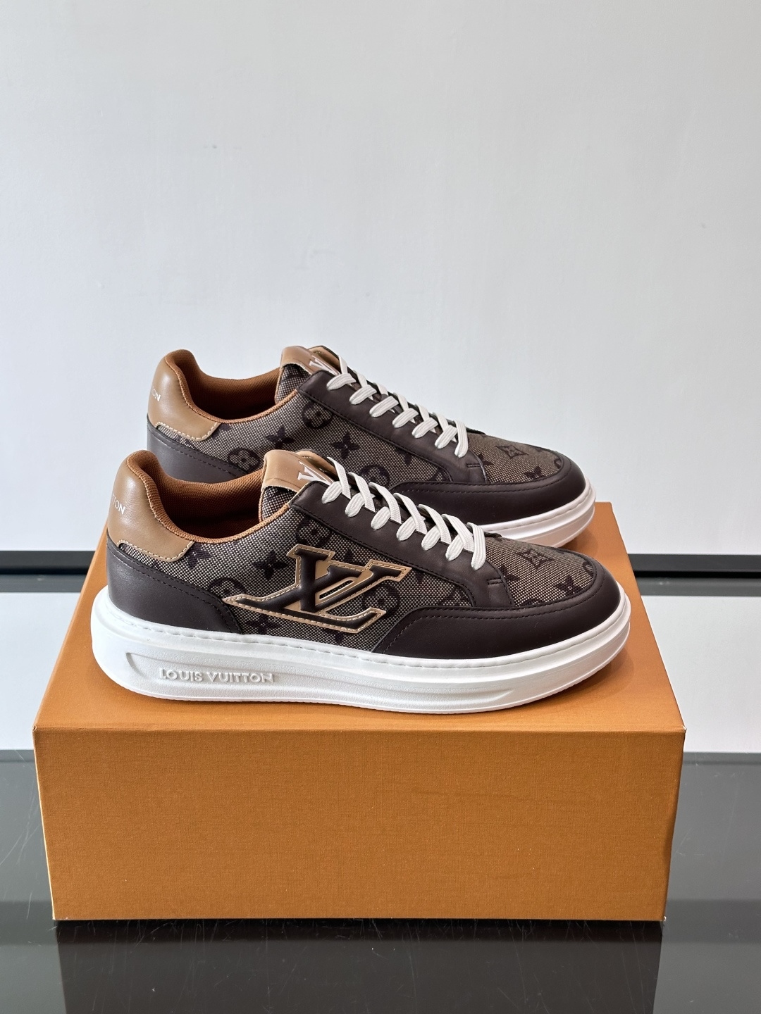 LV低帮休闲运动鞋👟经典Monogram老花帆布＋压花皮革拼接，复古又奢华。白色橡胶厚底，舒适增高，日常
