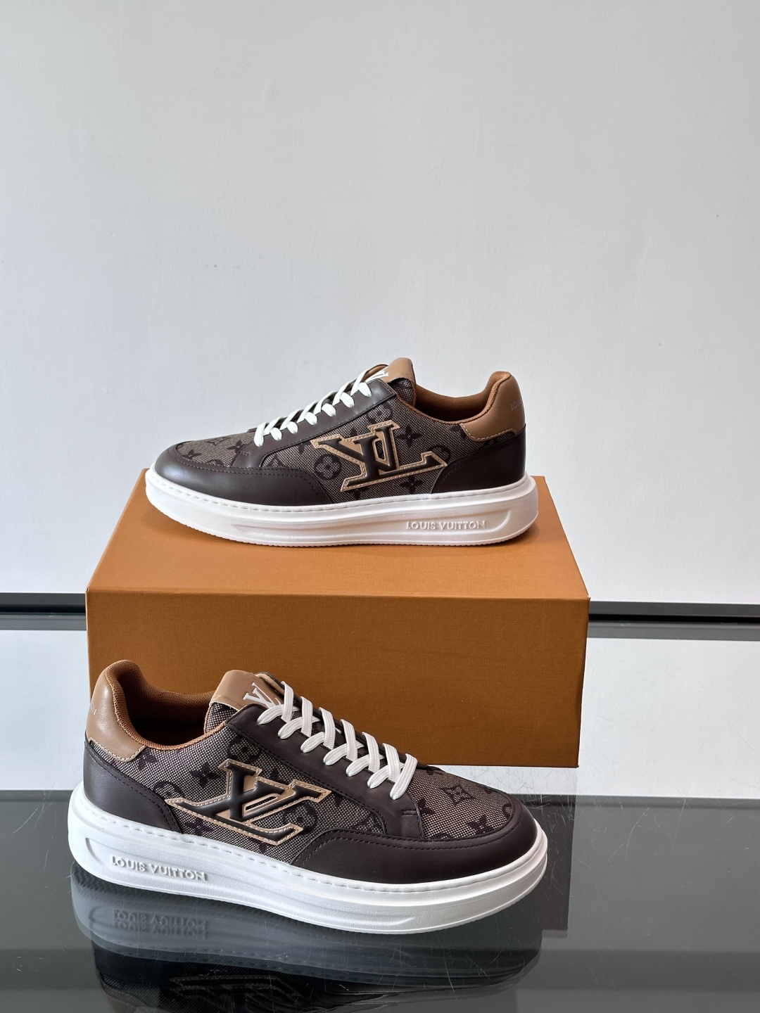 LV低帮休闲运动鞋👟经典Monogram老花帆布＋压花皮革拼接，复古又奢华。白色橡胶厚底，舒适增高，日常
