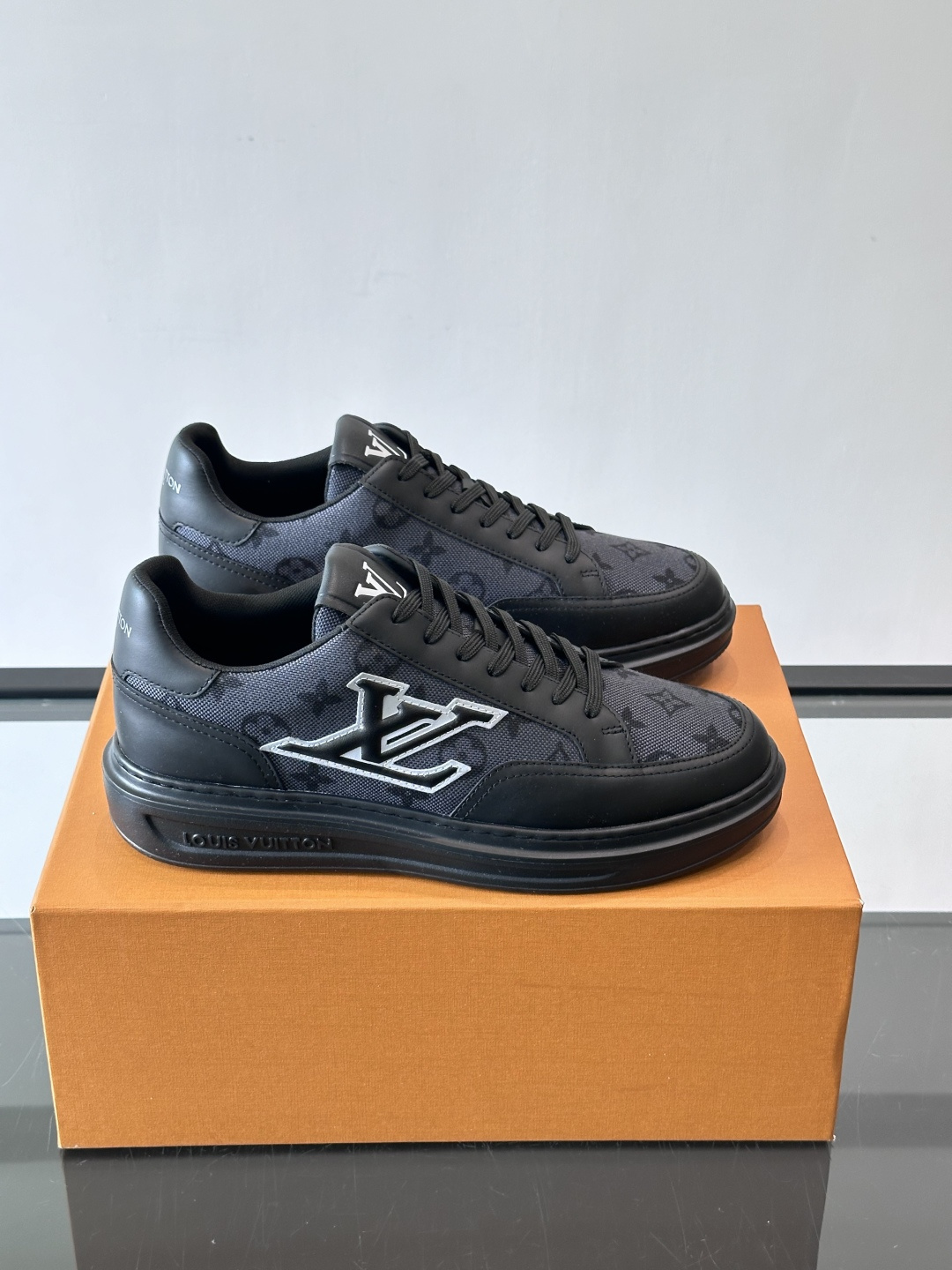 LV低帮休闲运动鞋👟经典Monogram老花帆布＋压花皮革拼接，复古又奢华。白色橡胶厚底，舒适增高，日常