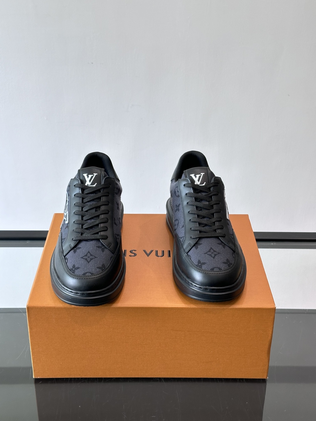 LV低帮休闲运动鞋👟经典Monogram老花帆布＋压花皮革拼接，复古又奢华。白色橡胶厚底，舒适增高，日常