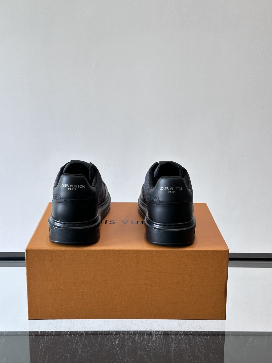 LV低帮休闲运动鞋👟经典Monogram老花帆布＋压花皮革拼接，复古又奢华。白色橡胶厚底，舒适增高，日常