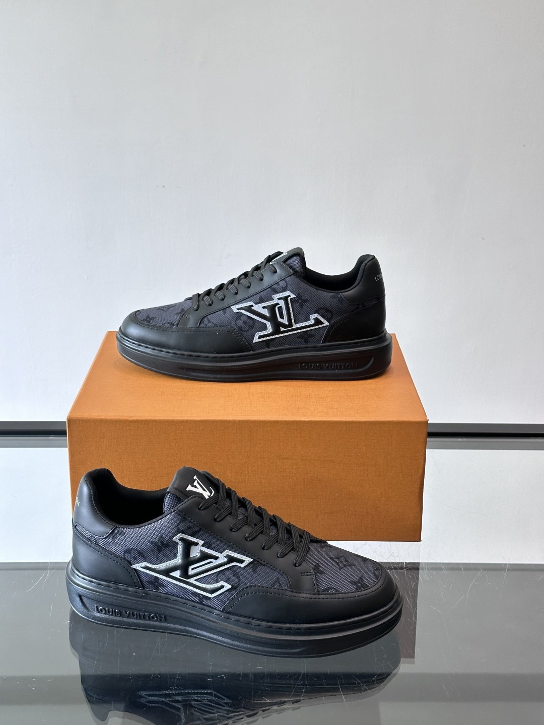 LV低帮休闲运动鞋👟经典Monogram老花帆布＋压花皮革拼接，复古又奢华。白色橡胶厚底，舒适增高，日常