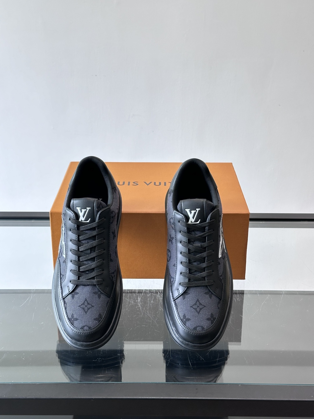 LV低帮休闲运动鞋👟经典Monogram老花帆布＋压花皮革拼接，复古又奢华。白色橡胶厚底，舒适增高，日常