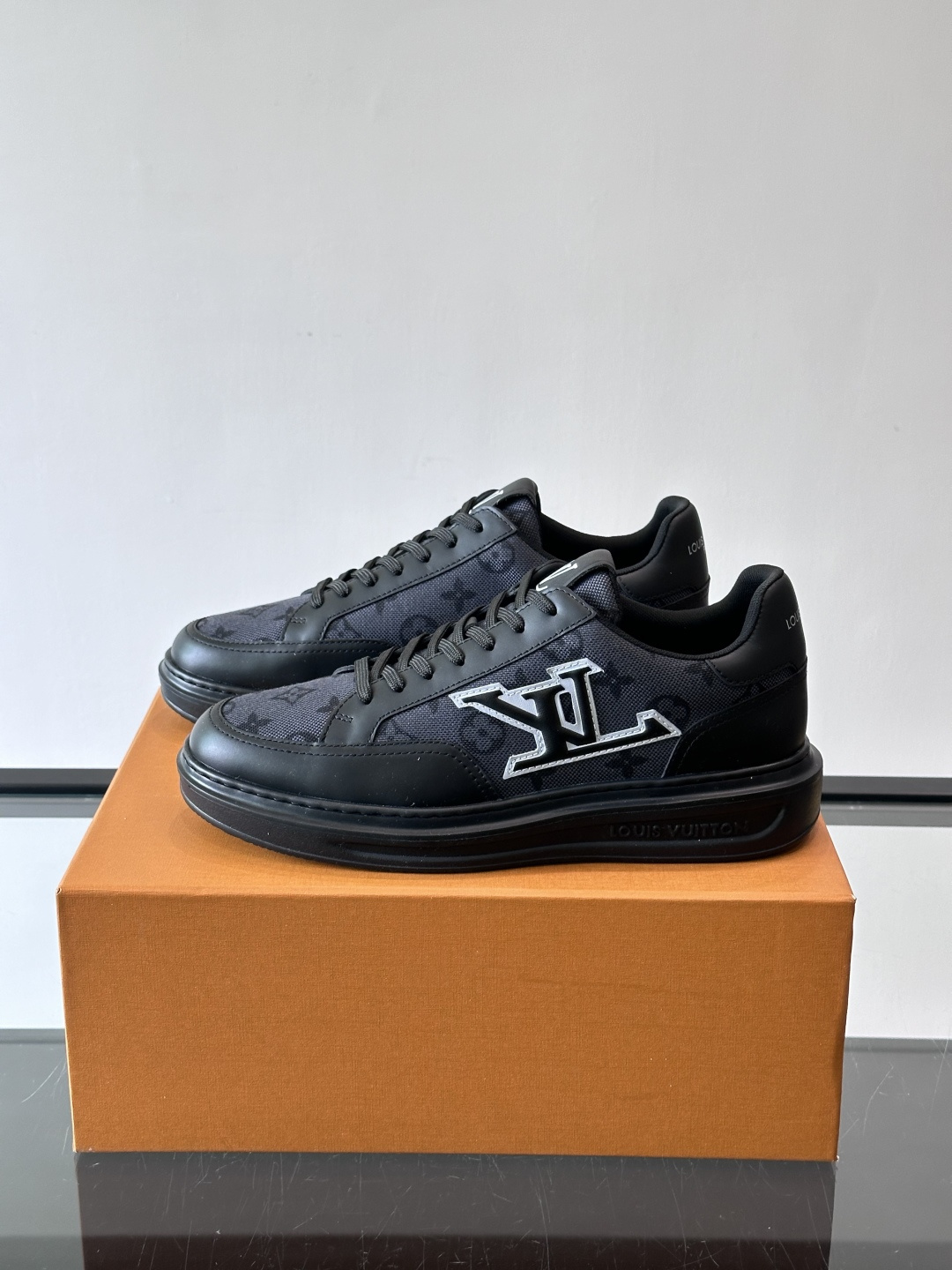 LV低帮休闲运动鞋👟经典Monogram老花帆布＋压花皮革拼接，复古又奢华。白色橡胶厚底，舒适增高，日常