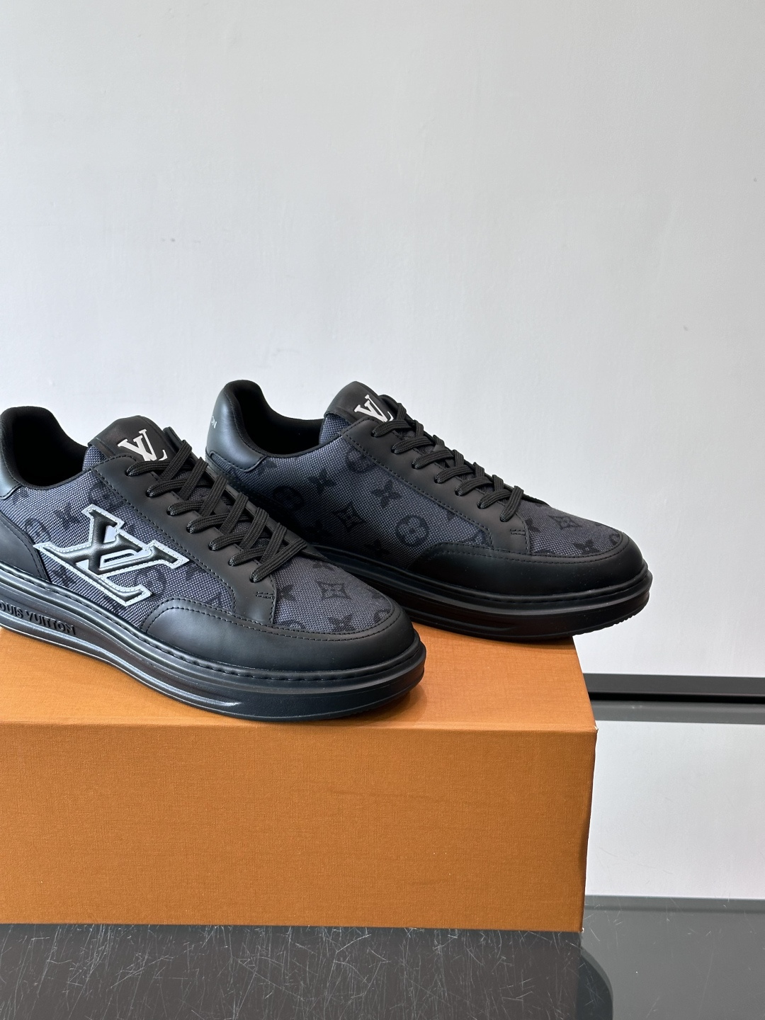 LV低帮休闲运动鞋👟经典Monogram老花帆布＋压花皮革拼接，复古又奢华。白色橡胶厚底，舒适增高，日常