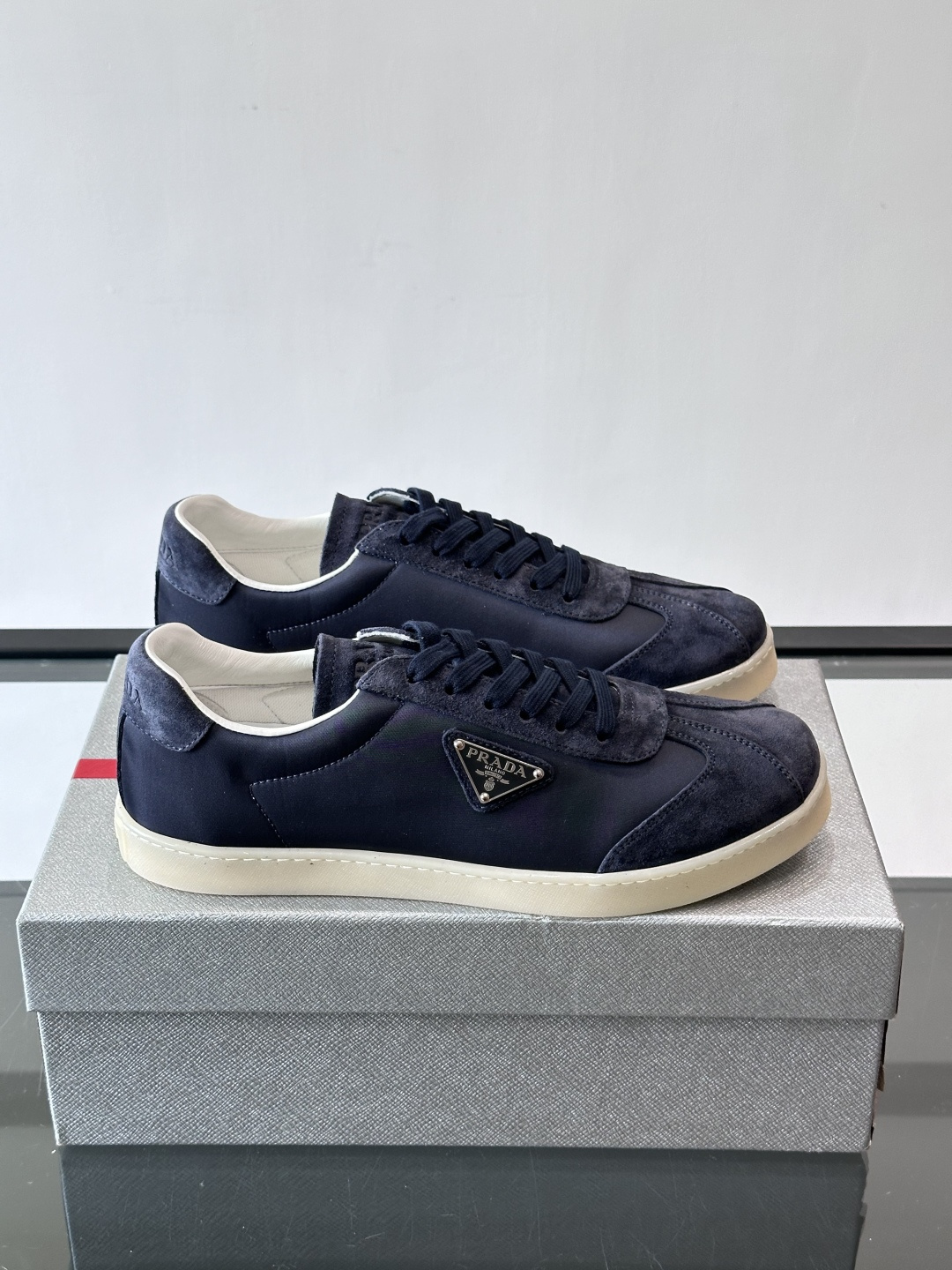 Prad*普拉达春夏新品男士高端运动鞋，这款运动鞋休闲百搭，选用头层牛皮打造，橡胶大底，脚感非常舒适，运