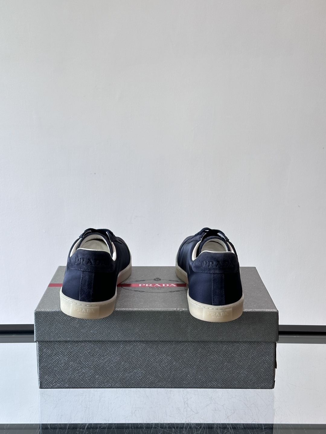 Prad*普拉达春夏新品男士高端运动鞋，这款运动鞋休闲百搭，选用头层牛皮打造，橡胶大底，脚感非常舒适，运