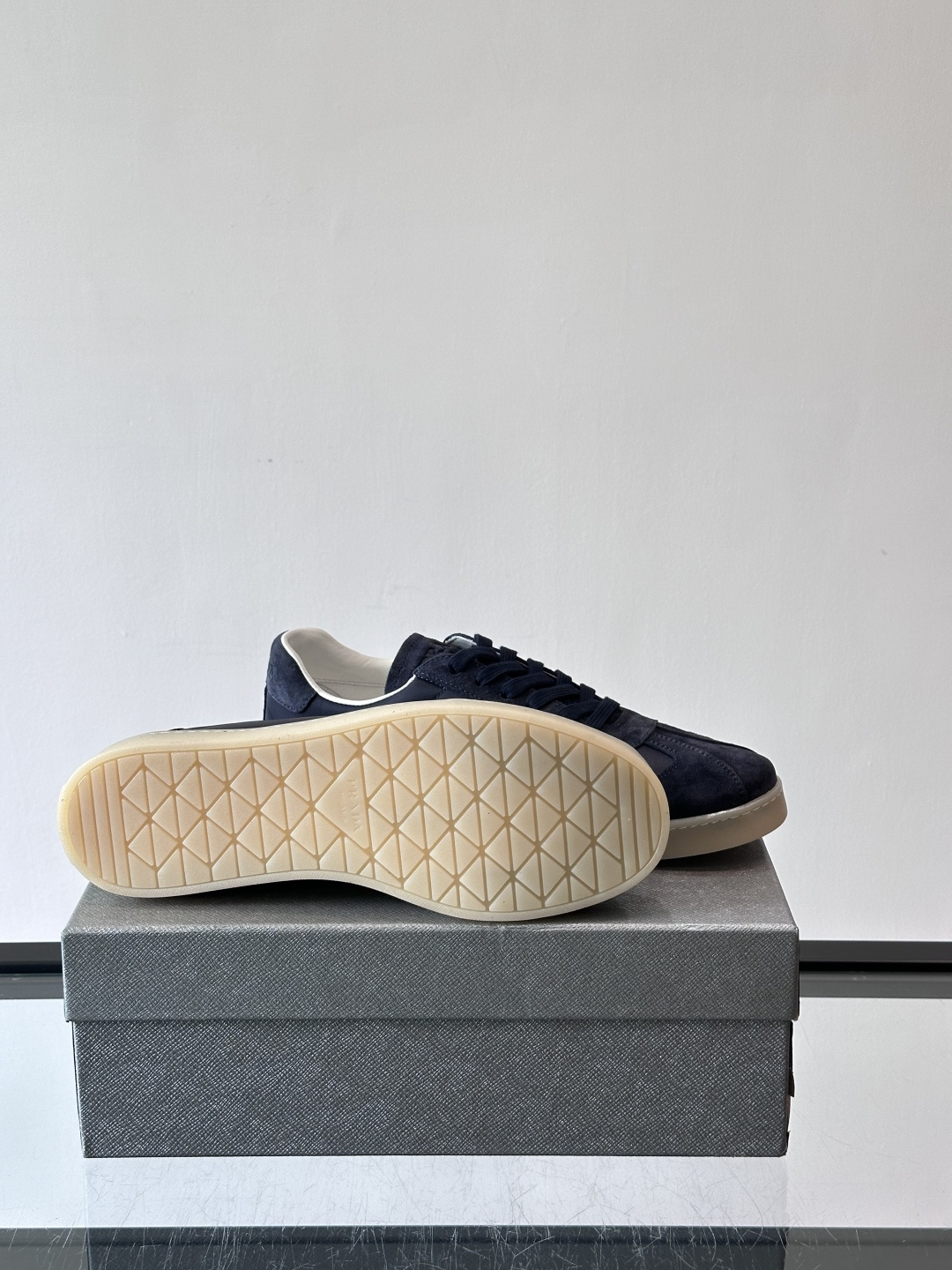 Prad*普拉达春夏新品男士高端运动鞋，这款运动鞋休闲百搭，选用头层牛皮打造，橡胶大底，脚感非常舒适，运