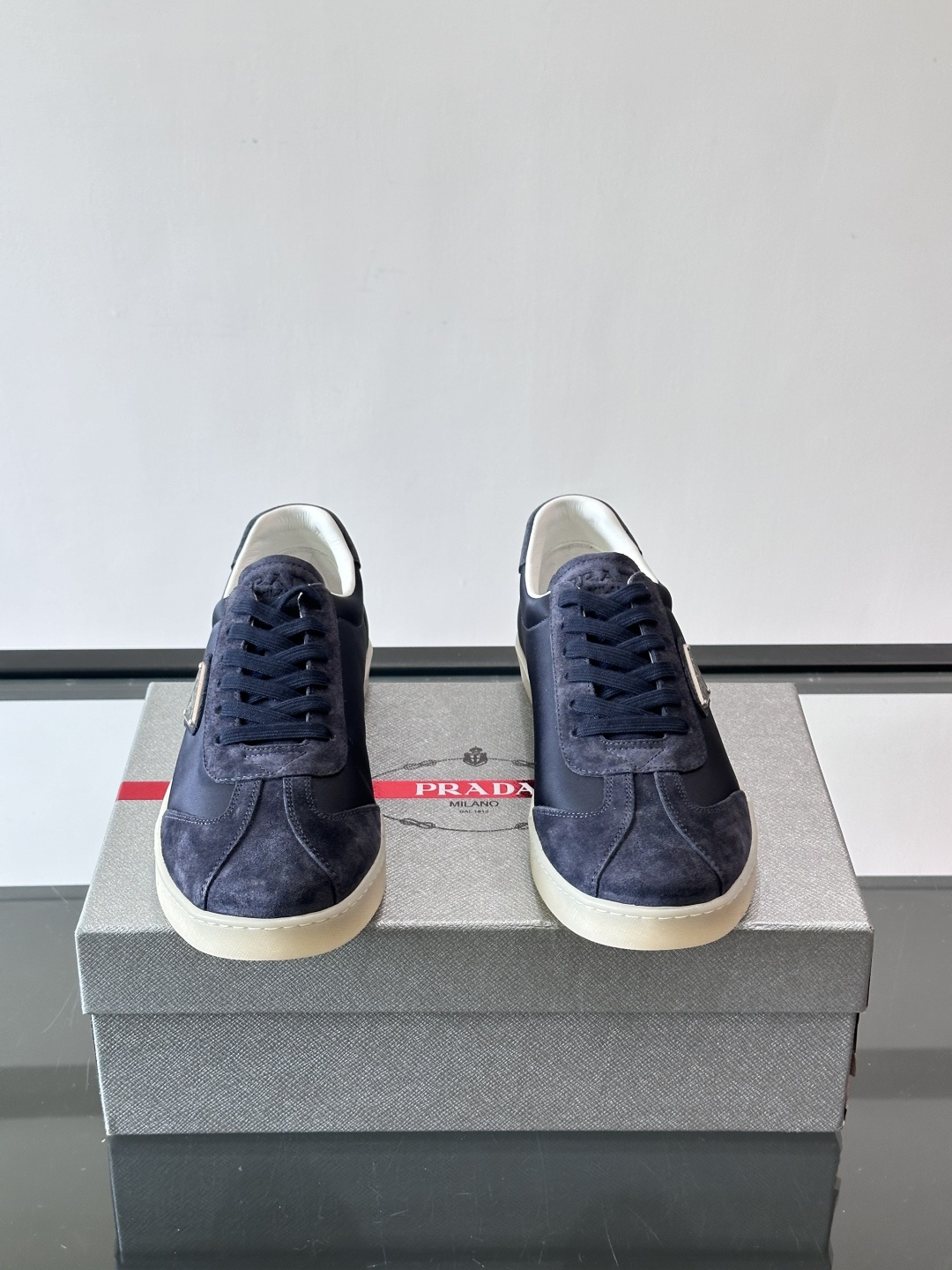 Prad*普拉达春夏新品男士高端运动鞋，这款运动鞋休闲百搭，选用头层牛皮打造，橡胶大底，脚感非常舒适，运