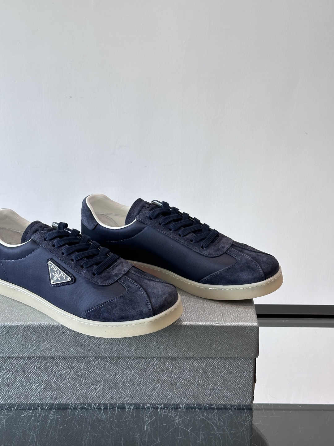 Prad*普拉达春夏新品男士高端运动鞋，这款运动鞋休闲百搭，选用头层牛皮打造，橡胶大底，脚感非常舒适，运