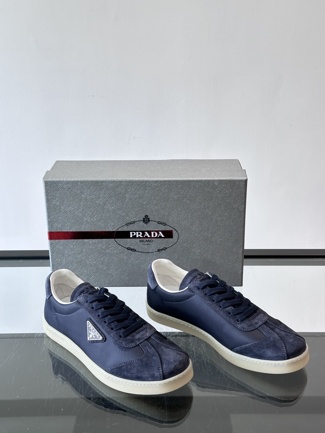 Prad*普拉达春夏新品男士高端运动鞋，这款运动鞋休闲百搭，选用头层牛皮打造，橡胶大底，脚感非常舒适，运
