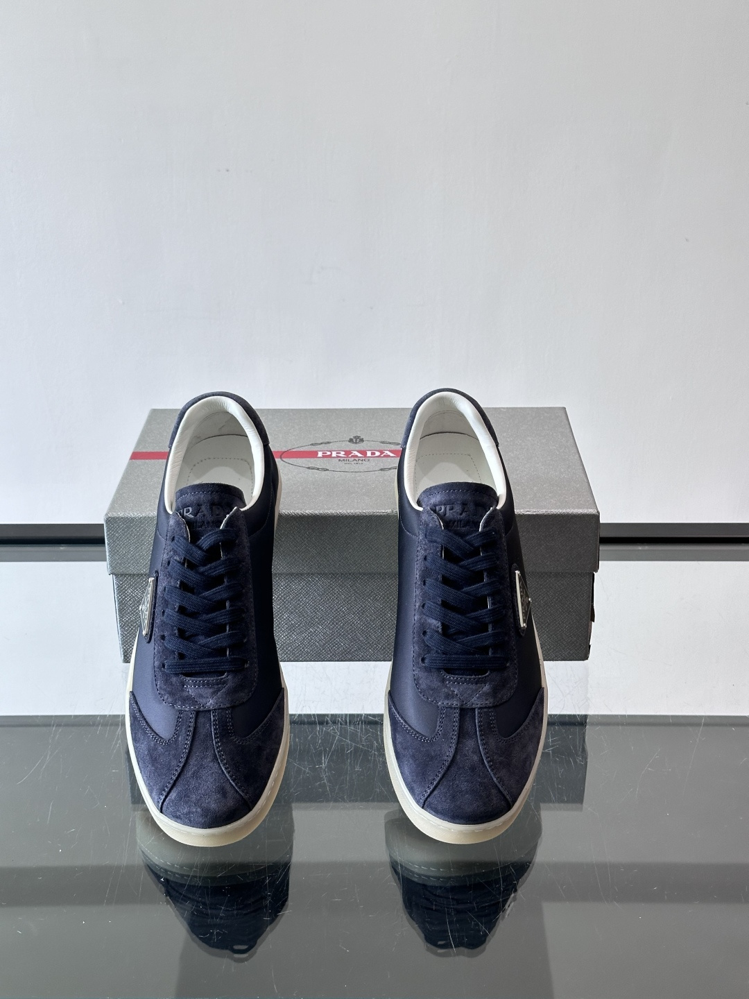 Prad*普拉达春夏新品男士高端运动鞋，这款运动鞋休闲百搭，选用头层牛皮打造，橡胶大底，脚感非常舒适，运