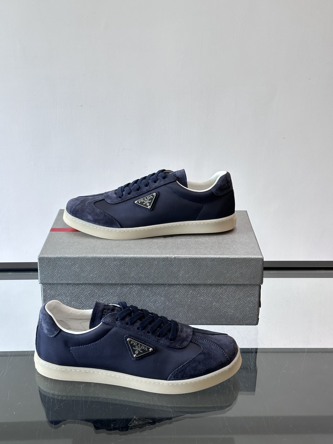 Prad*普拉达春夏新品男士高端运动鞋，这款运动鞋休闲百搭，选用头层牛皮打造，橡胶大底，脚感非常舒适，运