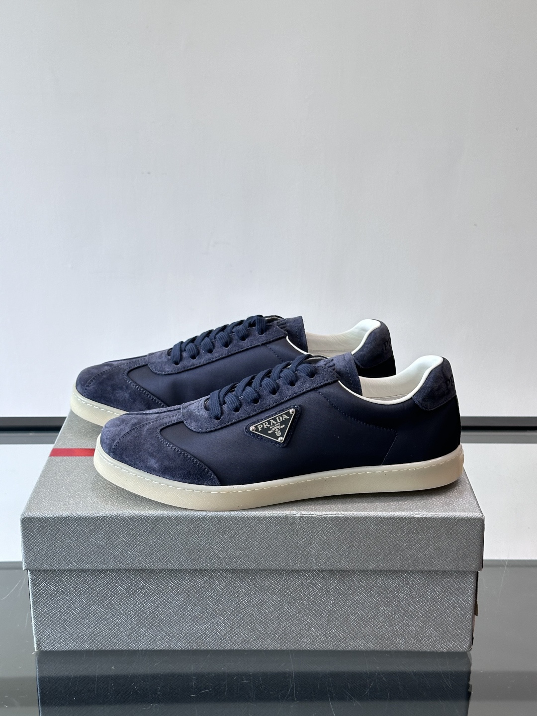 Prad*普拉达春夏新品男士高端运动鞋，这款运动鞋休闲百搭，选用头层牛皮打造，橡胶大底，脚感非常舒适，运
