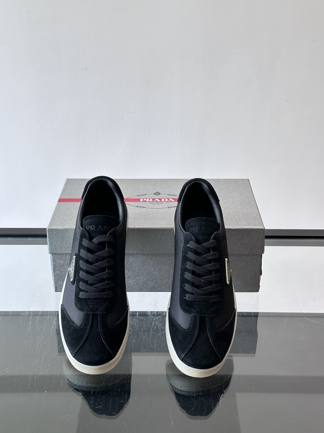 Prad*普拉达春夏新品男士高端运动鞋，这款运动鞋休闲百搭，选用头层牛皮打造，橡胶大底，脚感非常舒适，运