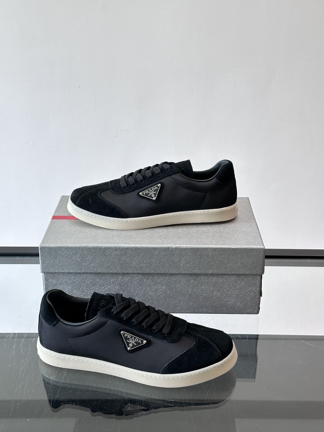 Prad*普拉达春夏新品男士高端运动鞋，这款运动鞋休闲百搭，选用头层牛皮打造，橡胶大底，脚感非常舒适，运