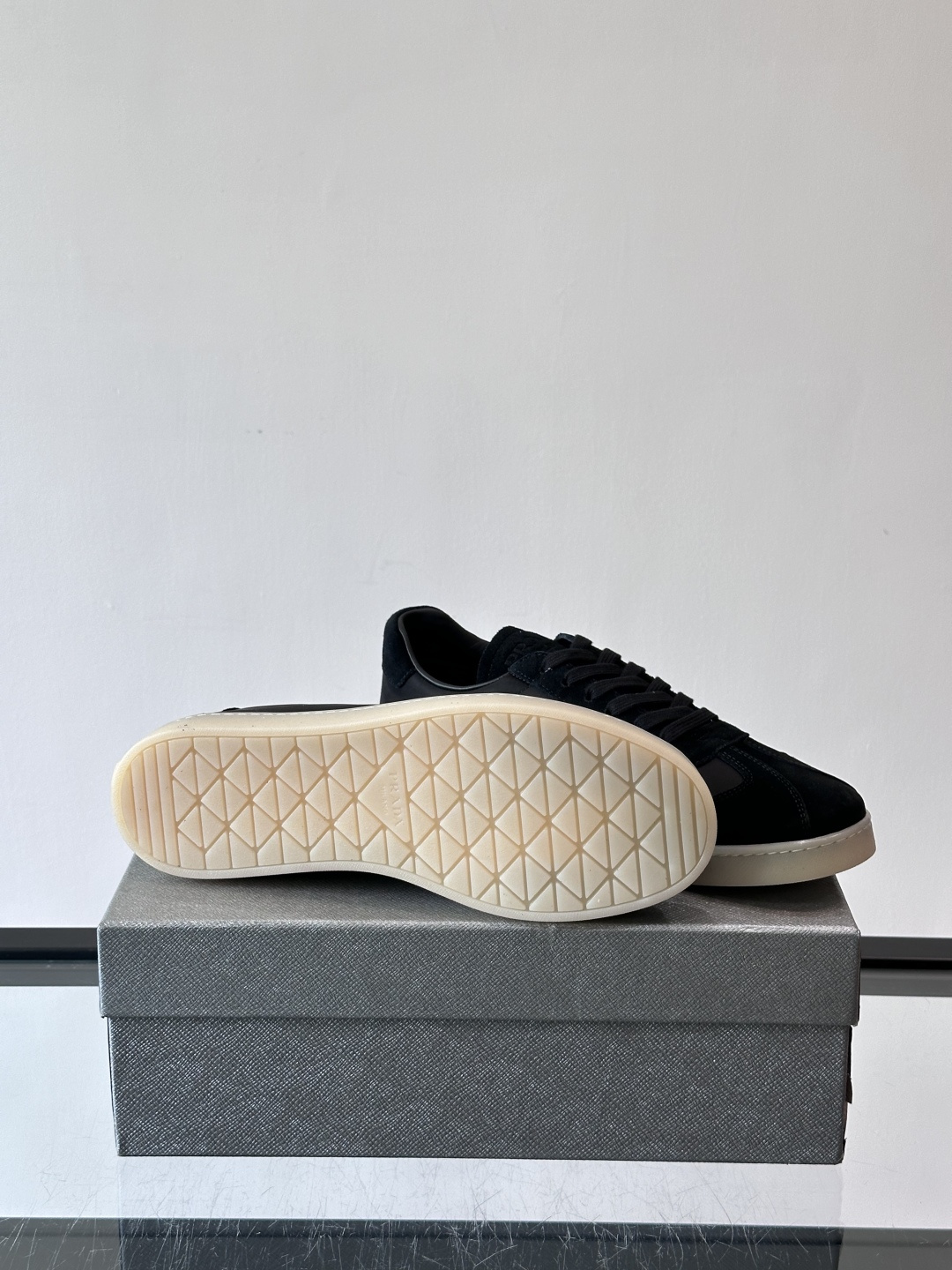 Prad*普拉达春夏新品男士高端运动鞋，这款运动鞋休闲百搭，选用头层牛皮打造，橡胶大底，脚感非常舒适，运