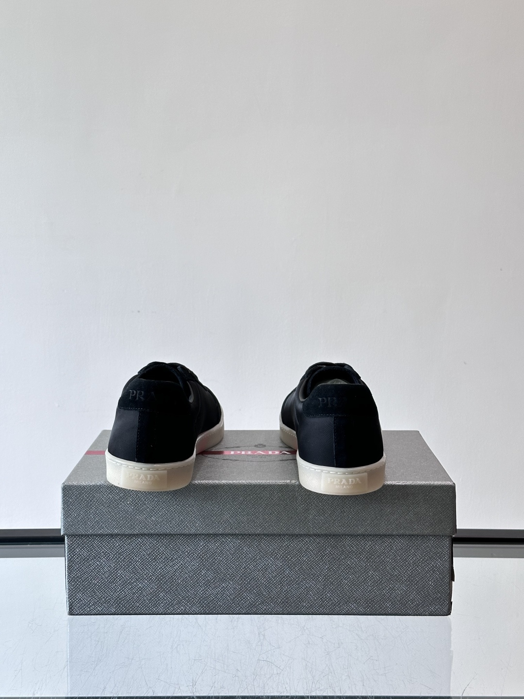 Prad*普拉达春夏新品男士高端运动鞋，这款运动鞋休闲百搭，选用头层牛皮打造，橡胶大底，脚感非常舒适，运